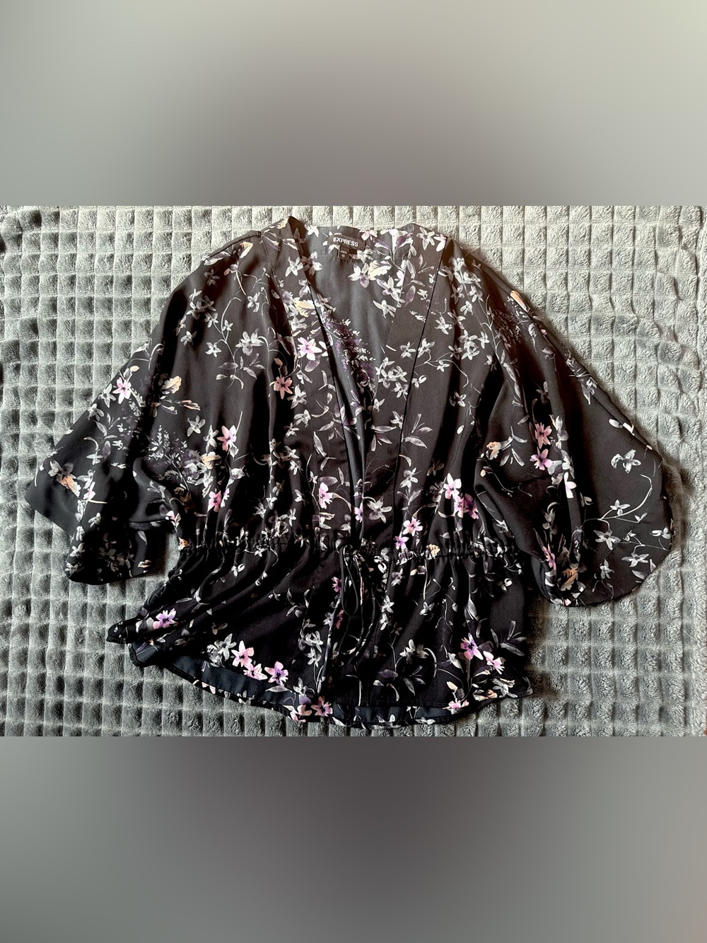❤️ 2/$20 Express XS Black Pink Floral V-Neck Flowy Peplum Dressy Blouse (B3) - Picture 2 of 4